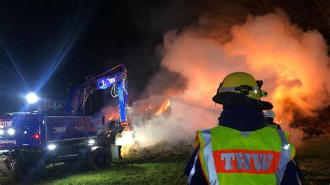 Unfälle und Staus auf A3 und A5 Strohballen Brand in Greifenstein