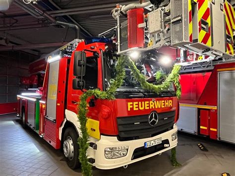 Feuerwehr T Nisvorst Feiert Einsegnung Der Neuen Drehleiter