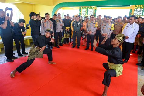 Wakapolri Kunjungi Pulau Penyengat Dialog Serahkan Bantuan Dan