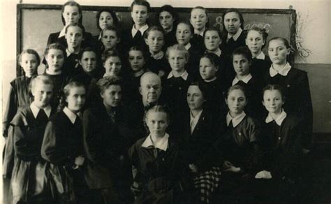 Фотография. Выпускники 8 класса "б" школы № 17 г. Владивостока 1953 ...