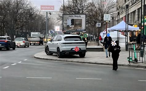 B Gluma Cu Porsche Parcat Elegant Pe Trotuar La Pia A Unirii La