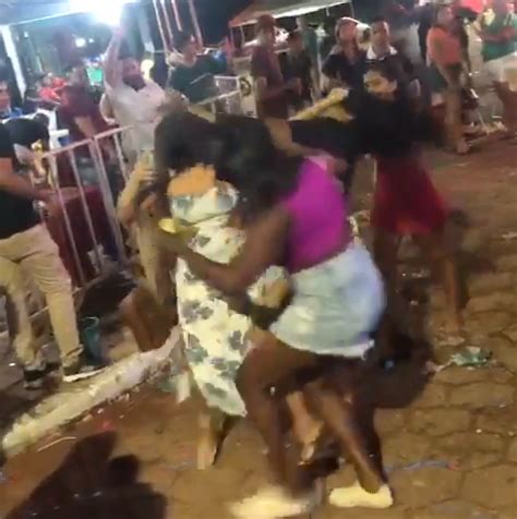 Mulheres se engalfinham na porrada em festa após uma encontrar o