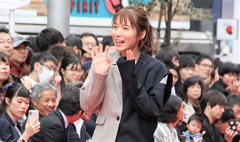 松岡茉優：渋谷・道玄坂で笑顔振りまきウオーキング 「渋谷の街って最高」 Mantanweb（まんたんウェブ）