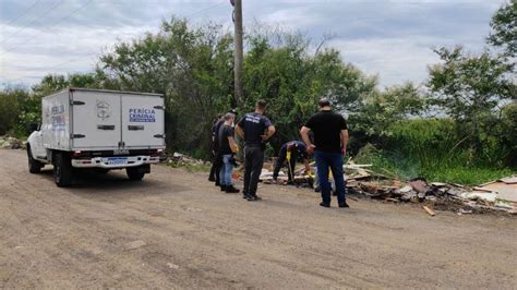 Polícia tenta descobrir de quem é o corpo carbonizado encontrado em