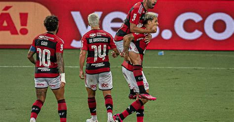 Fabrício Bruno vibra vitória do Flamengo sobre o Vasco na semi do