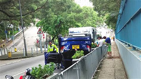 新牌女司機 疑踩錯油門失控翻車