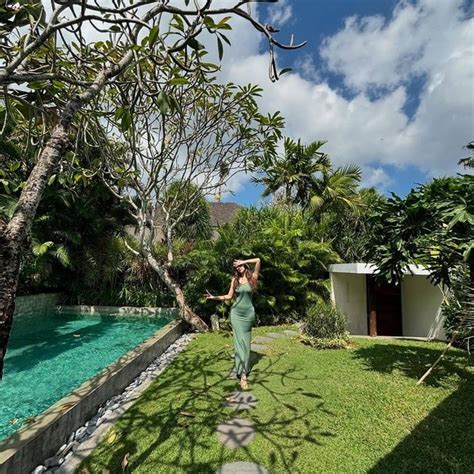 Portraits Of Aura Kasih During Vacation In Bali Becomes The Spotlight