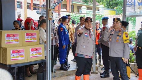 Kapolda Jateng Irjen Ahmad Lutfi Kerahkan Anggota Bantu Warga Terdampak