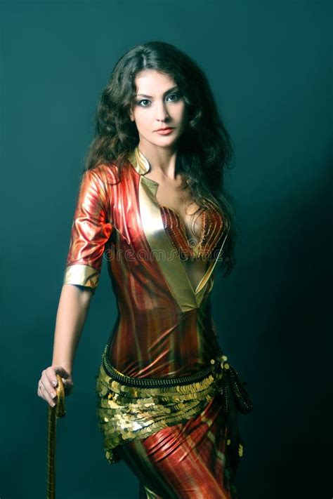 Modo Attraente Della Donna Del Brunette Fotografia Stock Immagine Di Sfondo Asiatico