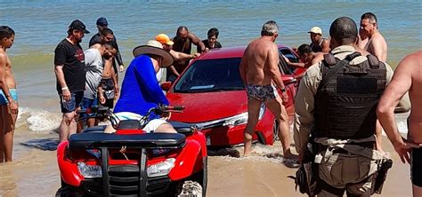 Carro De Passeio Fica Atolado Na Areia Da Praia De Guarajuba Veja