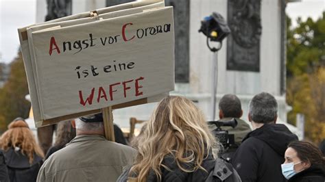 Personen Bei Unangemeldeter Anti Corona Demo In Innsbruck