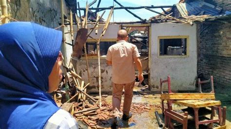 Tiga Rumah Warga Di Permukiman Padat Penduduk Di Indramayu Ludes