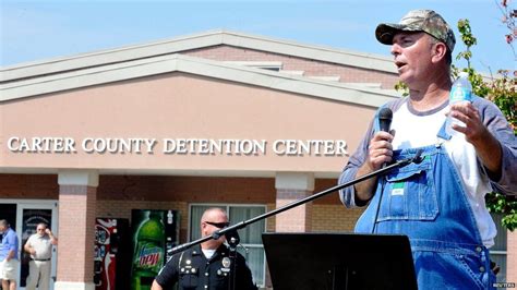 Kentucky Gay Marriage Row Rally For Jailed Clerk Kim Davis Bbc News