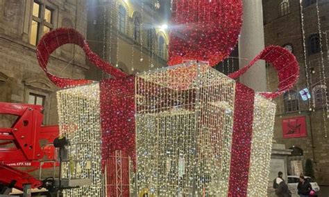 Natale A Firenze Luminarie Accese In Via Tornabuoni Firenze Post