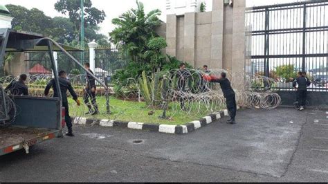 Kawat Berduri Mulai Dipasang Di Depan Gedung Dpr Jelang Unjuk Rasa