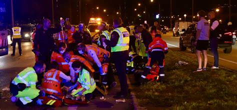 Un muerto y un herido crítico tras ser arrollados por un coche frente a