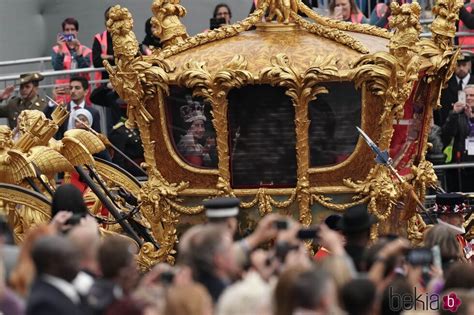 La Gold State Coach Con Un Holograma De La Reina Isabel En El Desfile