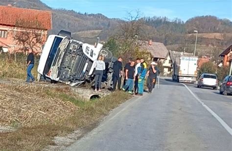 Voza U Nije Bilo Spasa Kamionom Sletio Sa Puta Na Mjestu Ostao Mrtav