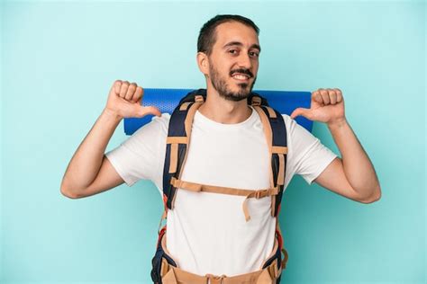 Homem Jovem Alpinista Caucasiano Isolado Em Fundo Azul Se Sente