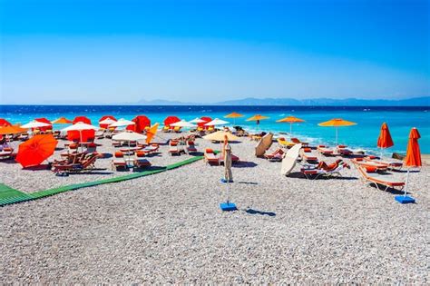 Tumbonas En La Playa De Rodas Grecia Foto Premium