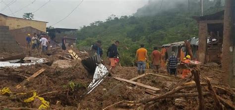 Tres Muertos Y Cuatro Desaparecidos Por Deslizamiento En Ecuador El