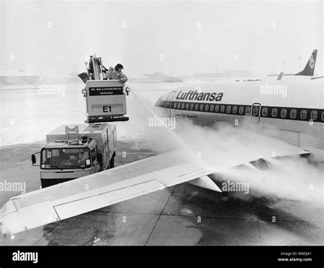 Boeing 737 200 Hi Res Stock Photography And Images Alamy