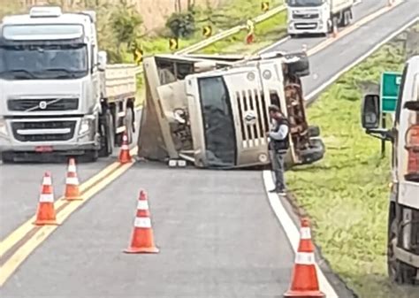 Caminhão carregado cerveja tomba em rodovia de Itapura Folha Regional