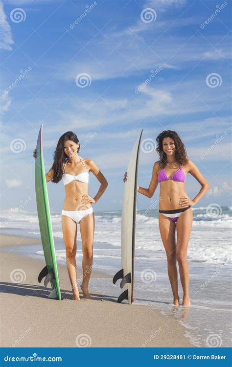 Sch Ne Bikini Frauen Surfer U Surfbretter Am Strand Stockbild Bild