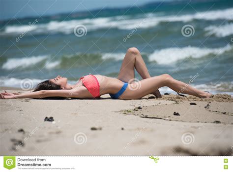 Bikini Delgado Del Desgaste De La Muchacha Mintiendo En Una Playa