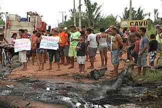 JMTV 2ª Edição Em protesto moradores do povoado Cumbique interditam