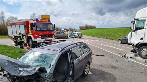 Schwerer Unfall Zwischen Zwei Autos Und Lkw Bei Eppingen