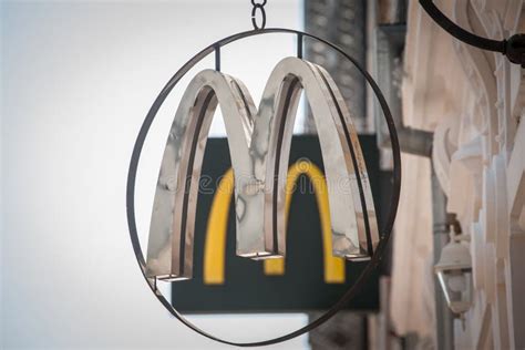 Logo De Mcdonalds Con Su Ic Nico M Frente A Uno De Sus Restaurantes De