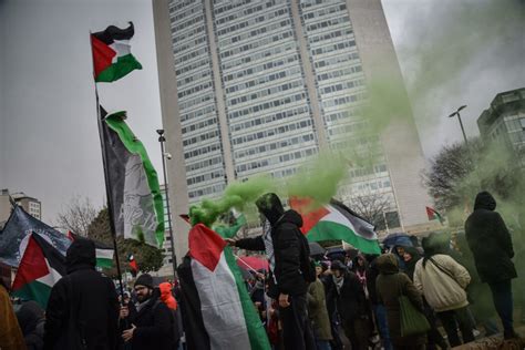 Dopo Pisa Oltre 15mila In Strada Per La Palestina A Milano Sassi