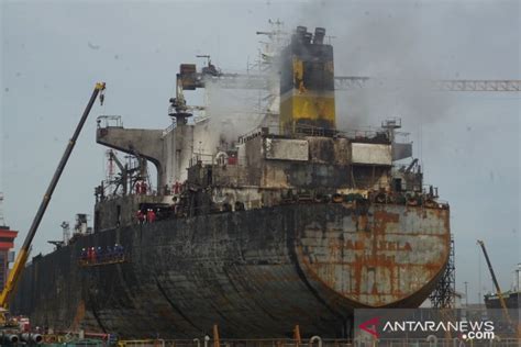 Petugas Masih Berupaya Padamkan Kebakaran Kapal Tanker Di Belawan