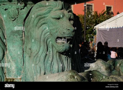 Detalle de un león parte de la fuente de los Leones fuente en la