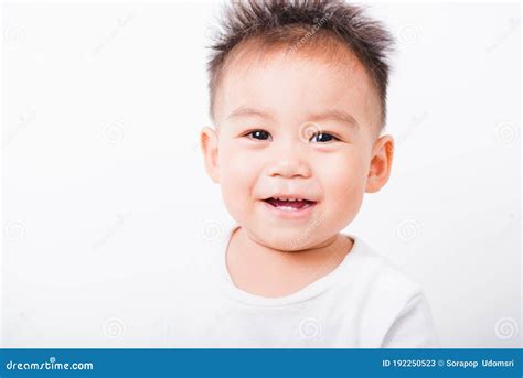 Gar Ons Heureux D Enfant De Portrait Asiatique An Mois De Sourire