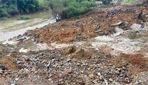 Casa Interditada Ap S Novo Deslizamento De Terra Na Br