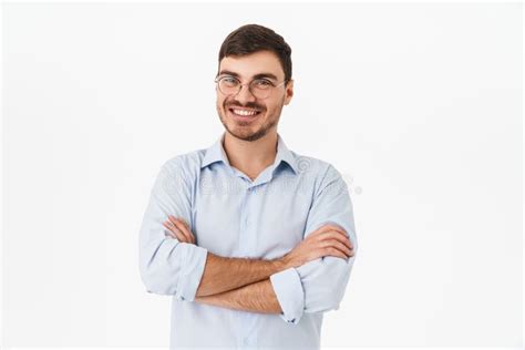 Foto De Un Joven Alegre Posando Con Las Manos Cruzadas Y Sonriendo Foto