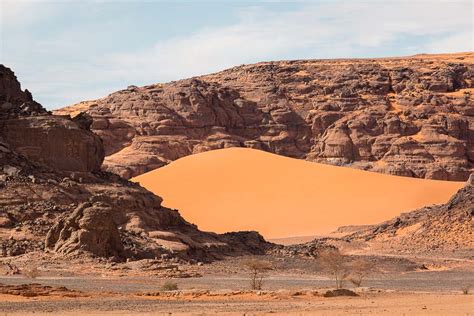 Tin Zaouaten La Roche Recouverte Par Le Sable D Sert Tin Zaouaten