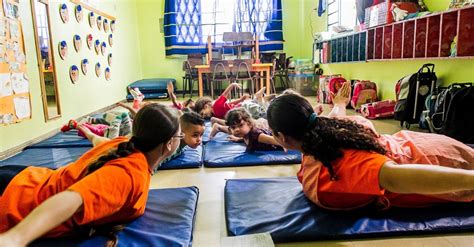 Creche municipal de SP tem aula de ioga e massagem para bebês Fotos