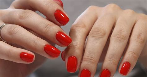 Manicure na zimę Śliwkowe paznokcie jednym z trendów Styl w INTERIA PL