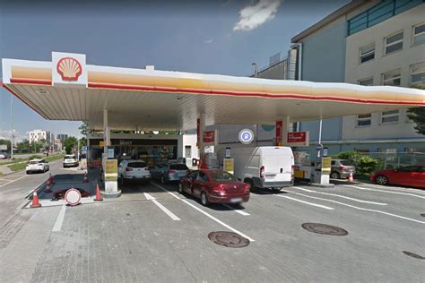 Woman Performs Oral Sex On Armed Robber Holding Up Petrol Station To