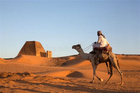 Hombre Con Su Camello En Un Desierto En Sudán Imagen de archivo