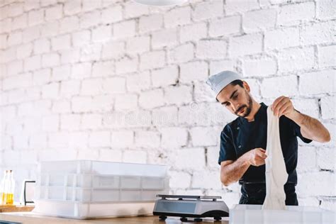 Pizzaiolo Chef Italiano Prepara Pizza Dough En La Cocina Del