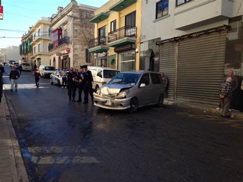 Bil filmat Raġel ta 67 fil periklu tal mewt wara li ttajjar minn