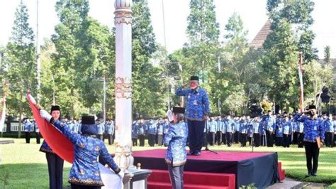 Ibu Dan Anak Ketiban Rezeki Diberi Rp 1 Juta Seusai Jadi Petugas