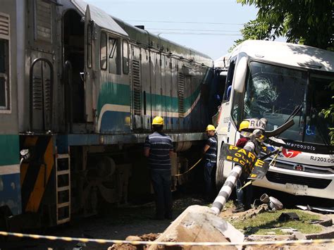 Choque entre ônibus e trem deixa 25 feridos no RJ VEJA