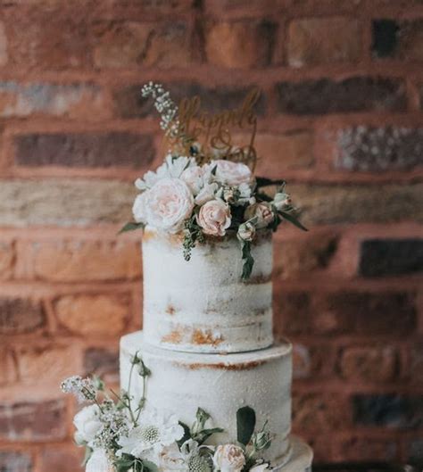 Elegant Bohemian Decor Semi Naked Wedding Cake With Flowers Outdoor
