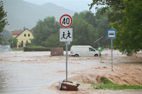 Haos U Sloveniji Poplavljena Naselja Bujice Nose Aute Ljude