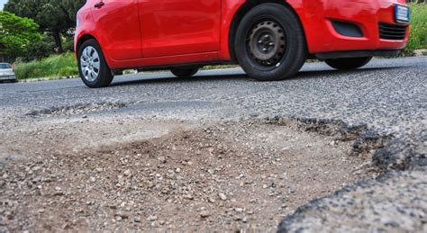 Roma strade devastate il decimo municipio è una groviera Buche